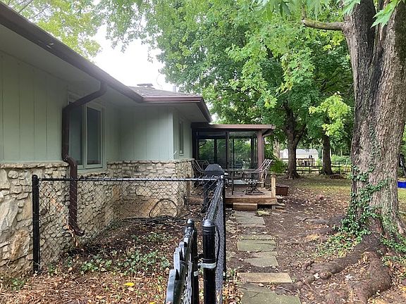 4017 back yard/sun porch