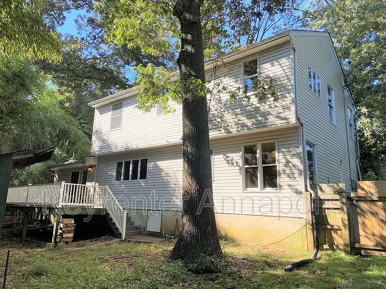 1161 Green Holly Dr — Photo 2