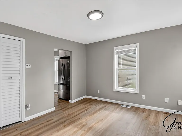 11319 Chalmers Ave — Photo 4