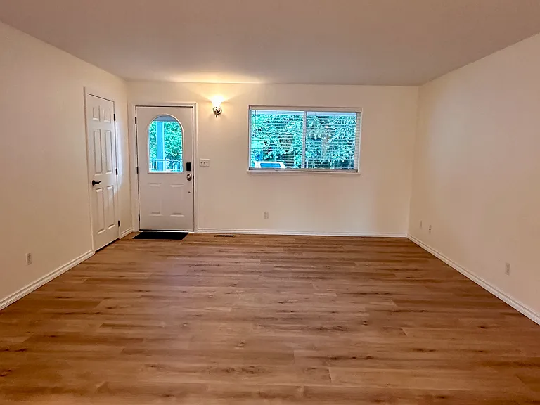 414 Louis Ln — Photo 12