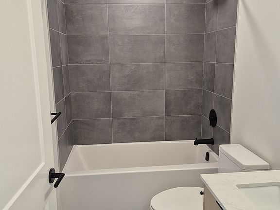 5th image of 620 Coronation Ave #401
