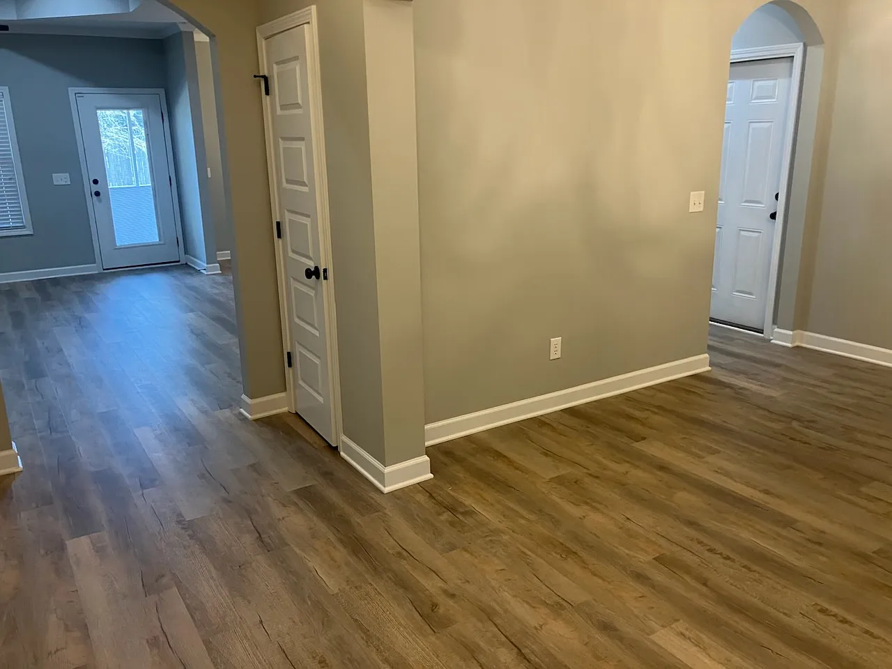 4 bed, 2.5 bath, 2041 sqft, $2,200 — Photo 3