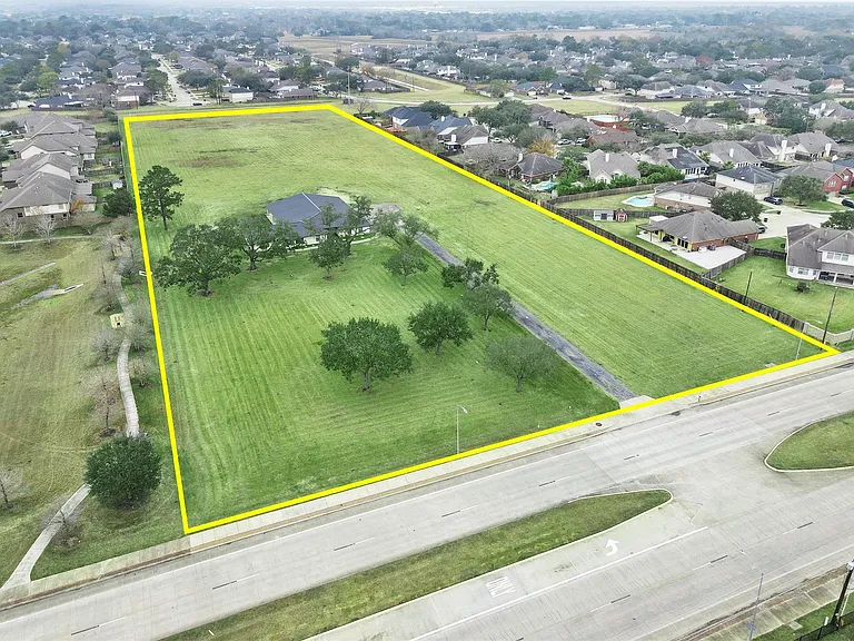 4002 Dixie Farm Rd — Photo 2