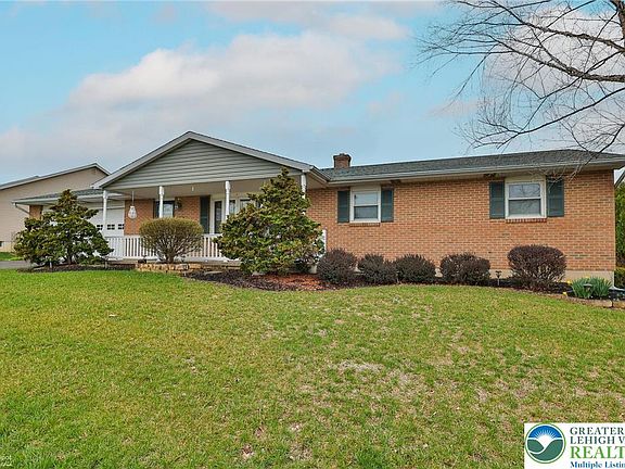 3rd image of 3025 Oakland Dr