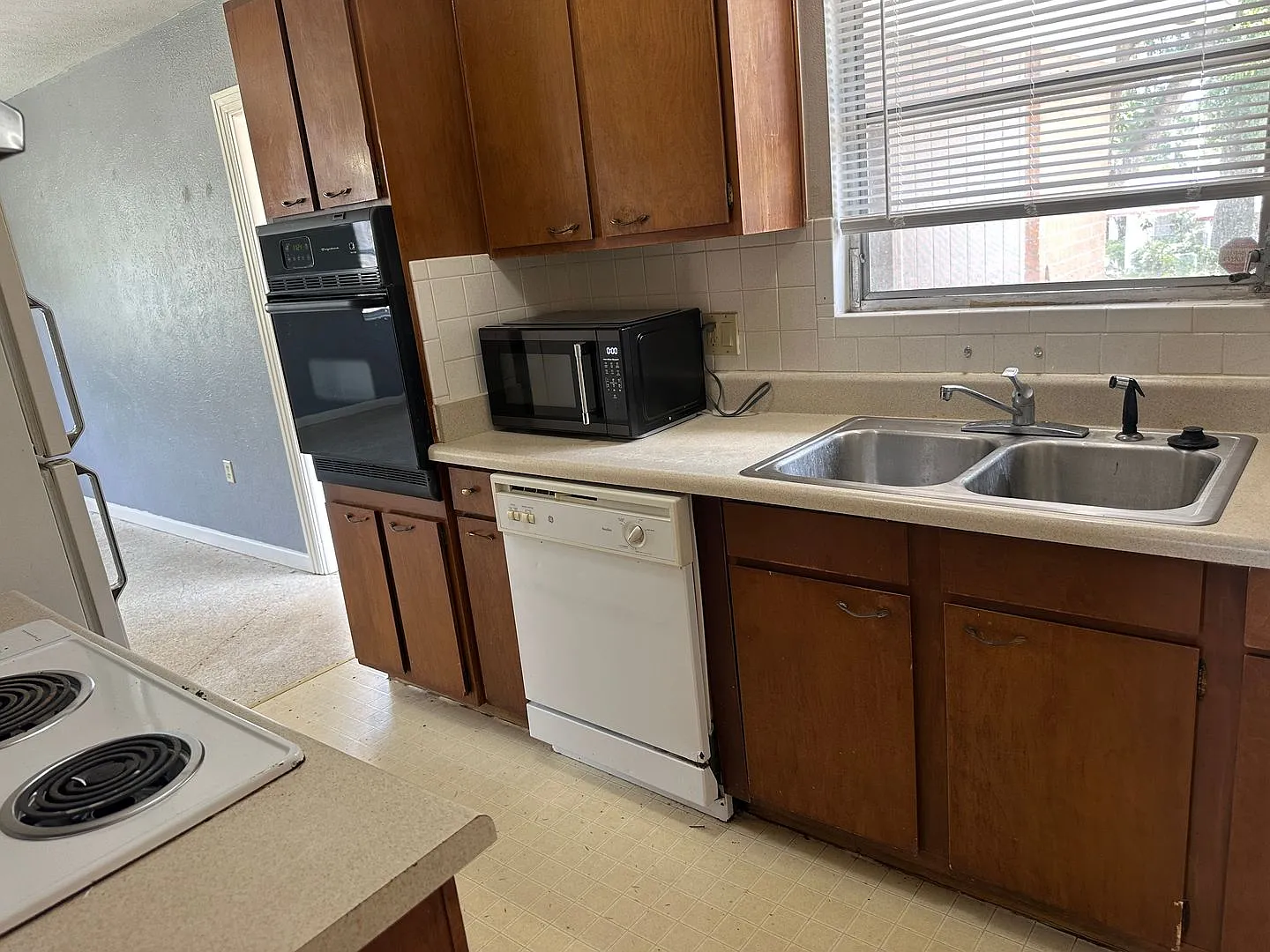 Convenient Leesburg Living Walk to Leesburg High School! — Photo 3