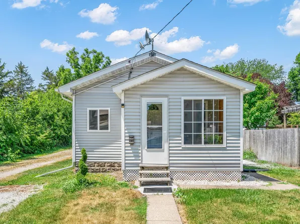 210 S East St, Earlville, IL 60518