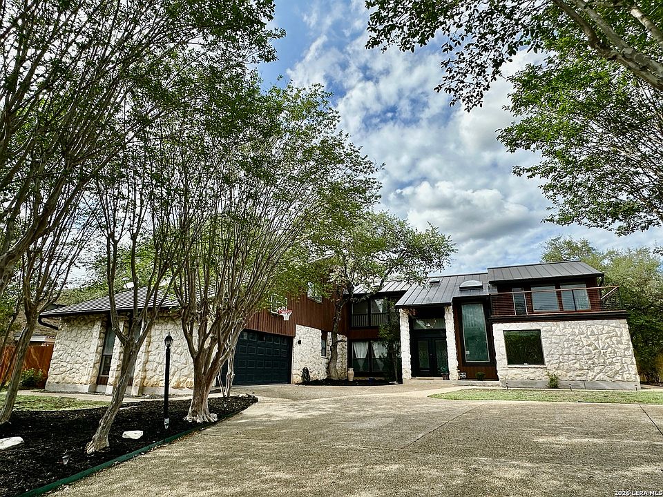 1st image of 201 COUNTRY WOOD DR