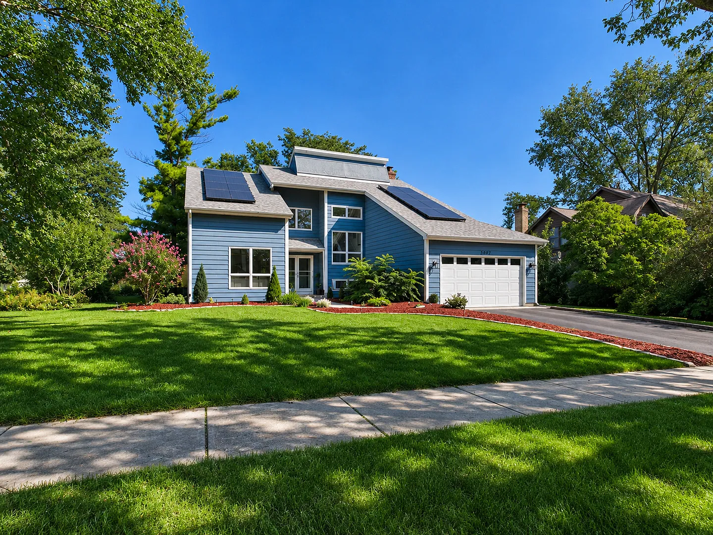 4 bed, 3.5 bath, 2700 sqft, $3,900 — Photo 2