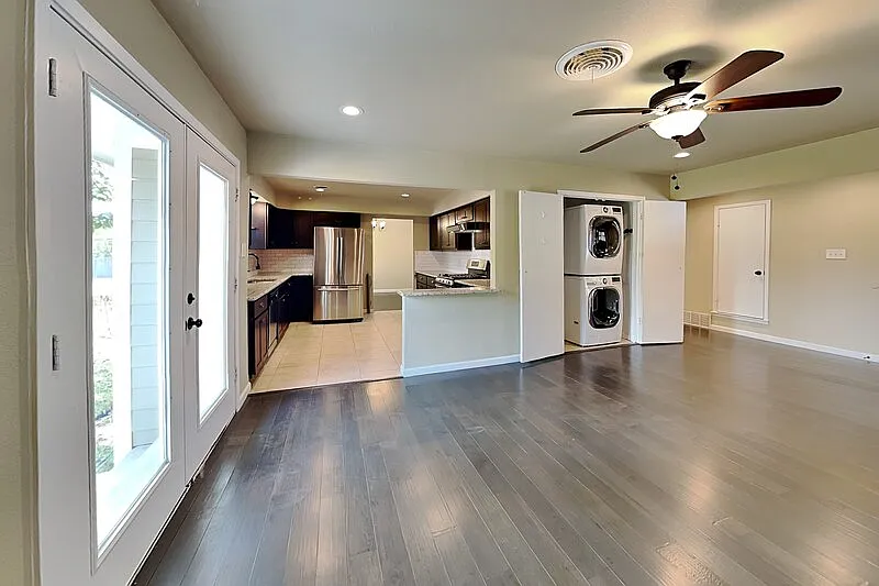 3 bed, 2.0 bath, 1684 sqft, $2,500 — Photo 3