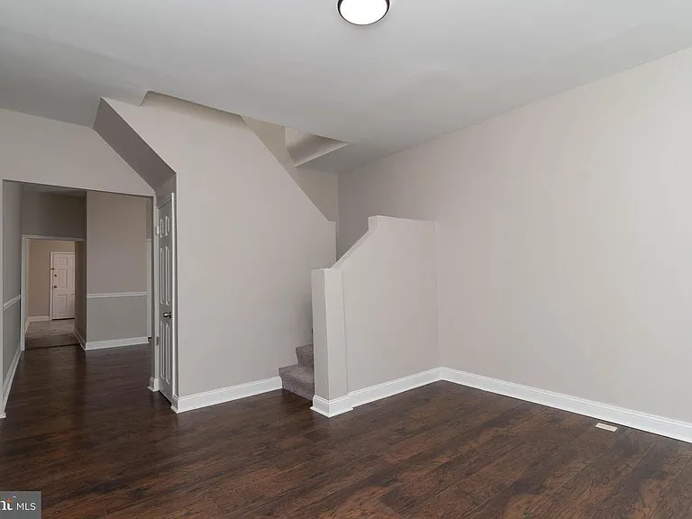 551 E 38th St #1 — Photo 3