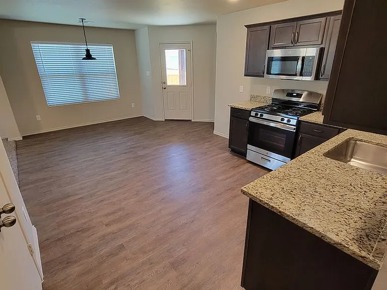 2136 Heritage Ln — Photo 6