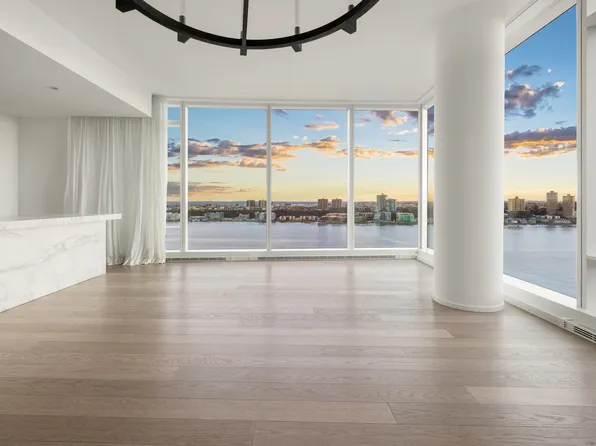 30 Riverside Boulevard image 3 of 18