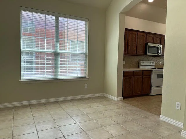 3 bed, 1369 sqft, $2,150 — Photo 4