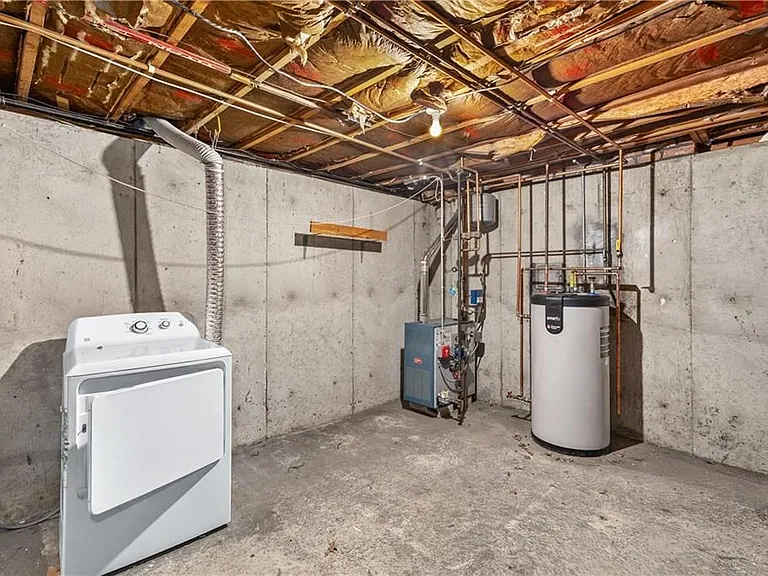 51 Ambrose St — Photo 43