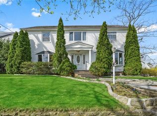 40 Petersville Rd, New Rochelle, NY 10801