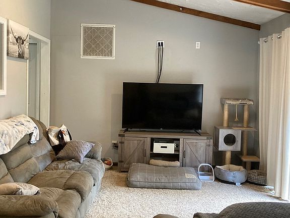 4th image of 1610 Meadow Ln