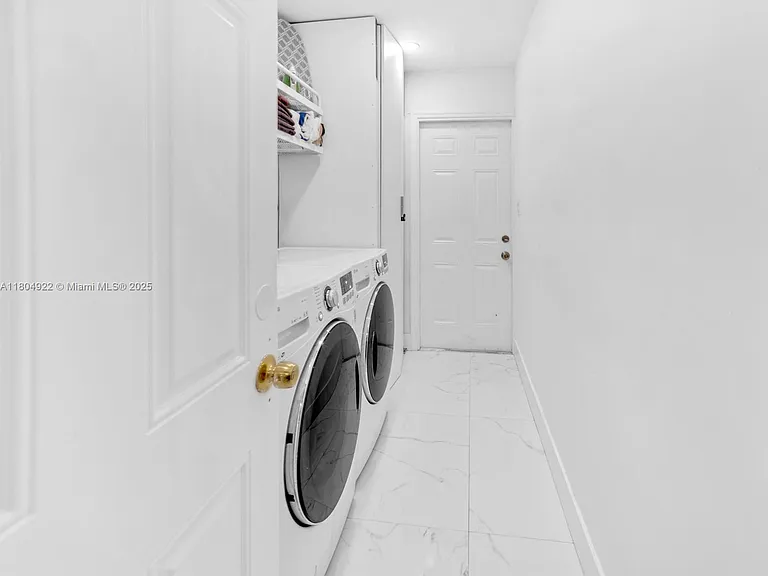 421 W Pembroke Rd #0 — Photo 12