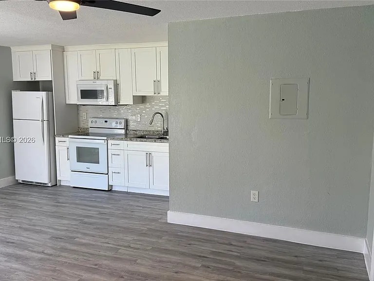 220 NW 12th St #4 — Photo 9