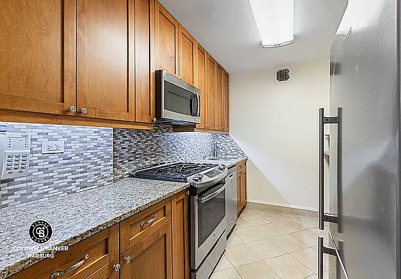 4th image of 15 W 72nd St APT 10A