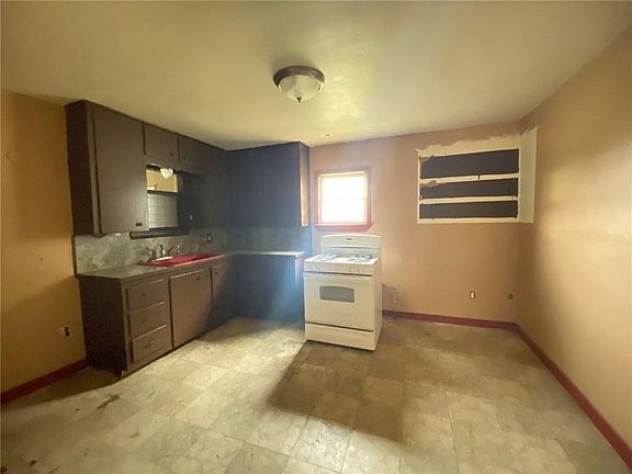 5th image of 615 N Oak
