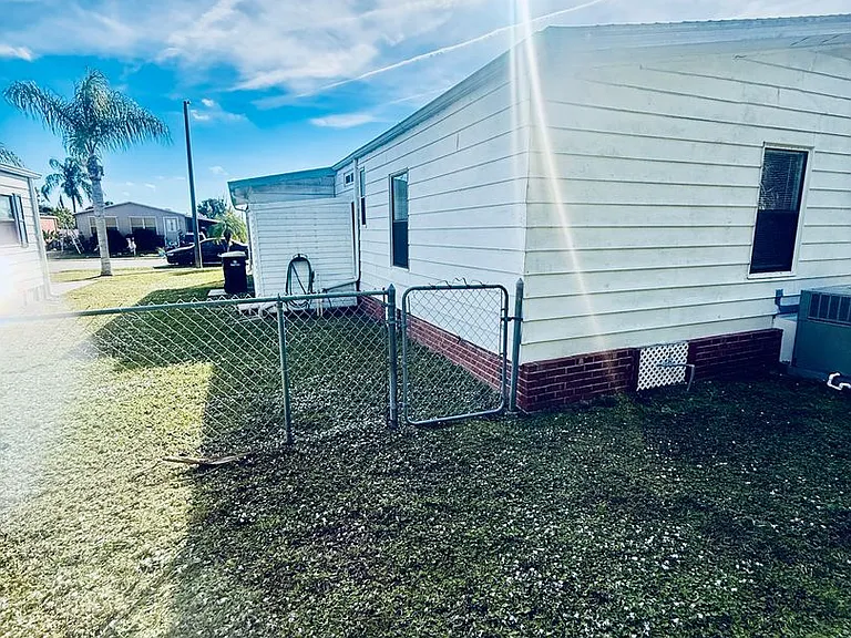 2399 Coconut Palm Dr NE — Photo 11