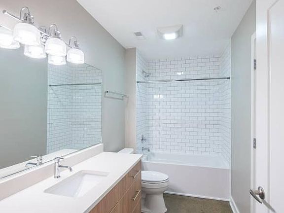 5th image of 2534 S Kinnickinnic Ave #106