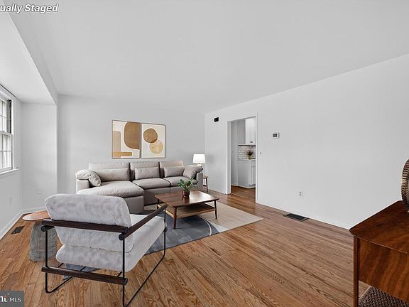 3rd image of 12 Main St S