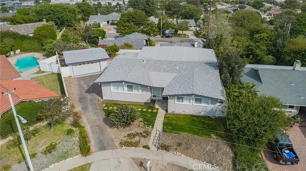 3 bed, 2.5 bath, 2266 sqft, $6,800 — Photo 2