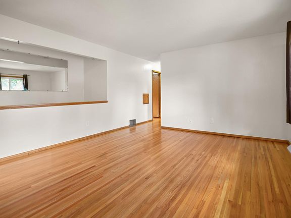 5th image of 701 Ballantyne Ln NE