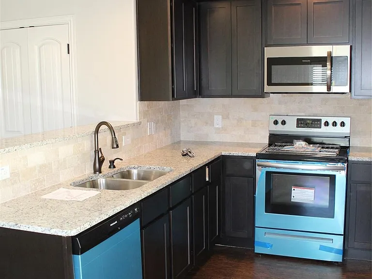 212 W Lake St — Photo 3