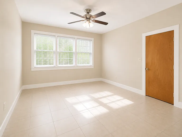 1402 NW 6th Pl — Photo 3