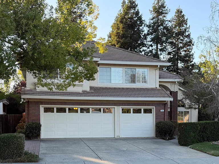 1885 Justino Dr — Photo 1