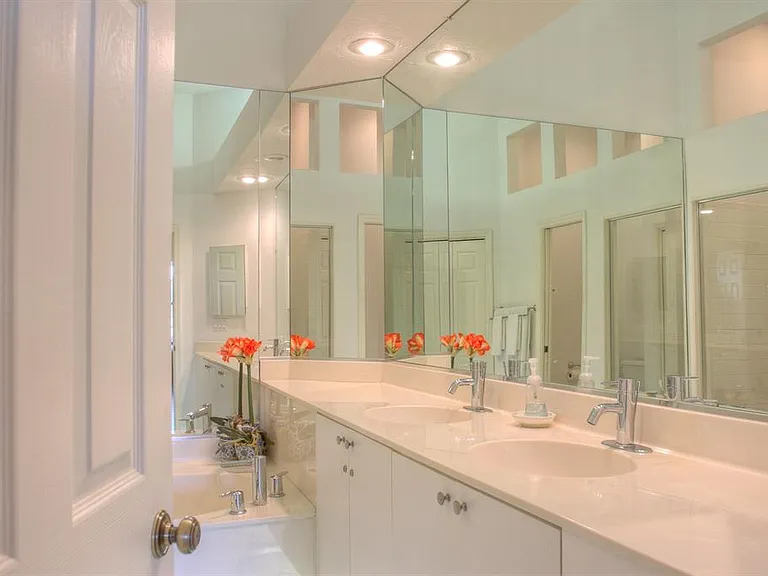 7911 Whitebridge Gln — Photo 23