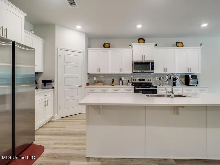 4937 Fern Dr — Photo 10