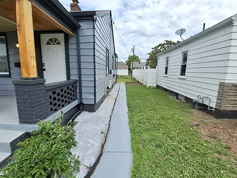 379 W Stewart St — Photo 20