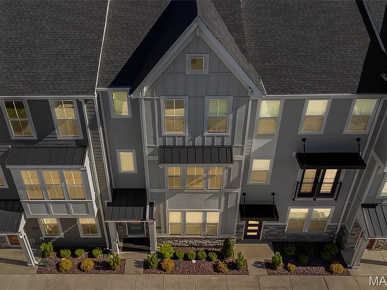 8924 Gateway Cir — Photo 1