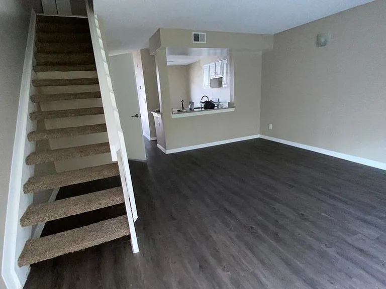 Saint Andrews Square Townhomes — Photo 9