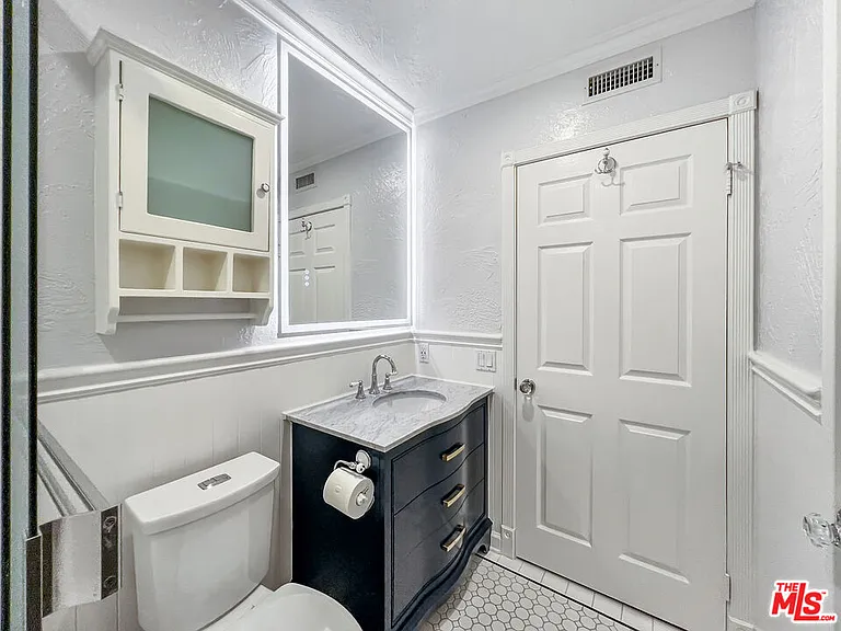 910 N Alfred St #4 — Photo 15