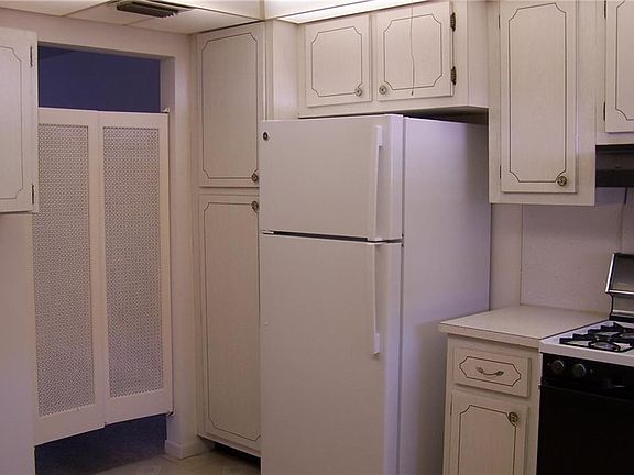 4th image of 5925 Shore Blvd S APT 212