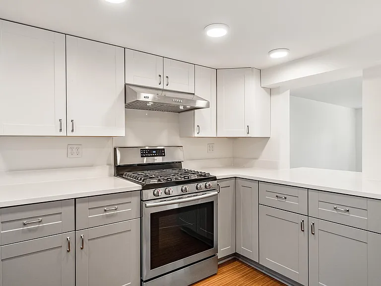 2203 Nob Hill Ave N #1 — Photo 2