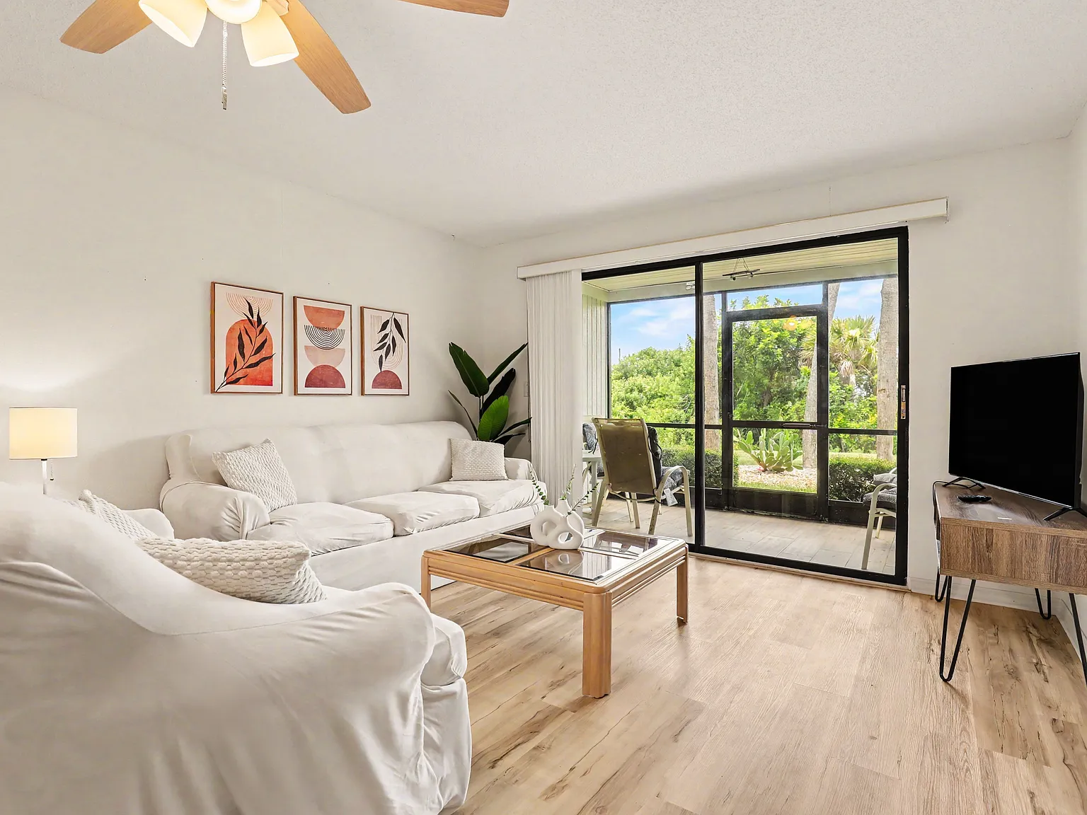 2 bed, 1012 sqft, $1,900 — Photo 3