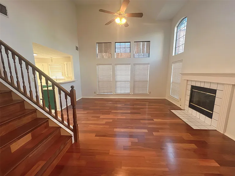 825 Ashford Dr — Photo 2