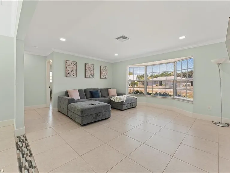 2250 Poinciana St — Photo 11