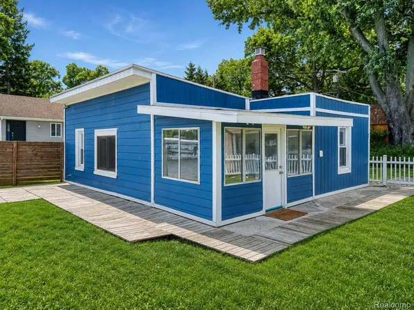95 N Hulbert St, White Lake, MI 48386