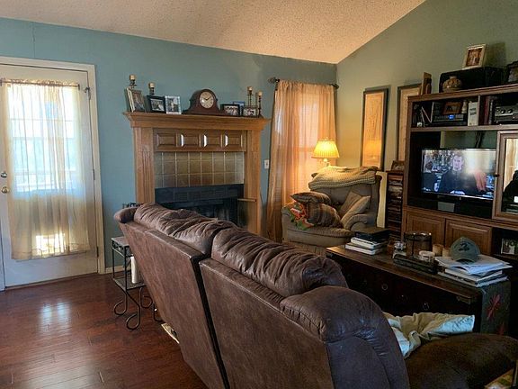 5th image of 33 Lyndhurst Dr