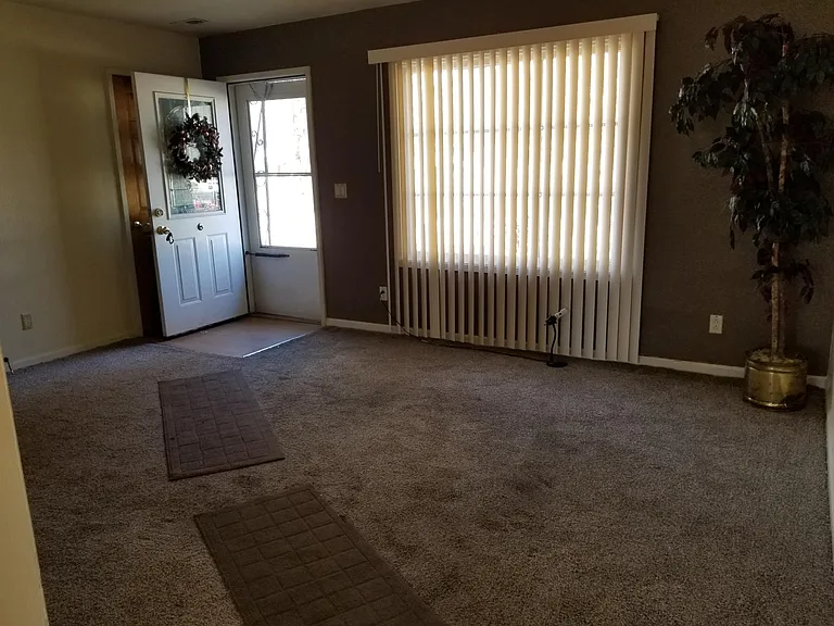 Spacious Front room-new carpet