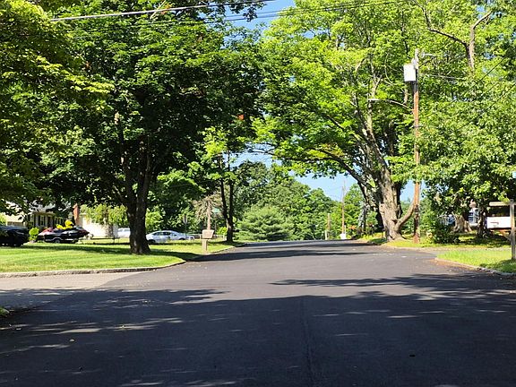 4th image of 115 Burns Ave