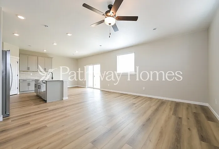 5 bed, 2.5 bath, 2200 sqft, $3,225 — Photo 2