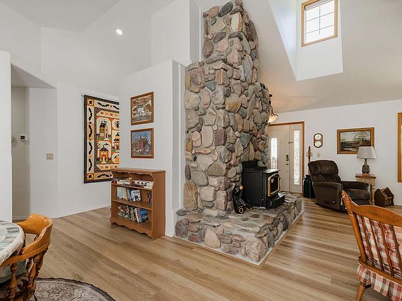 5th image of 366 Springbrook Dr