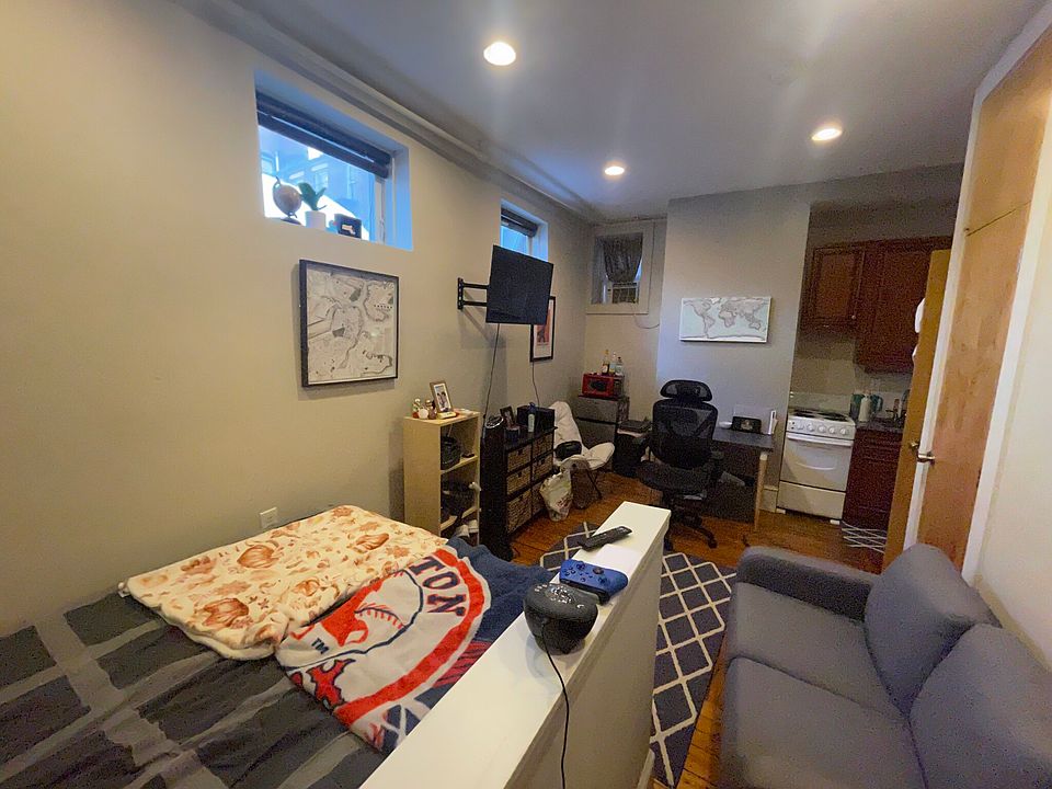 2nd image of 435 Hanover St #1A